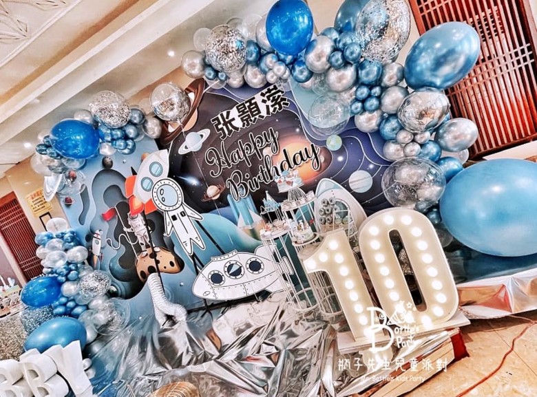 飛上宇宙遨遊太空