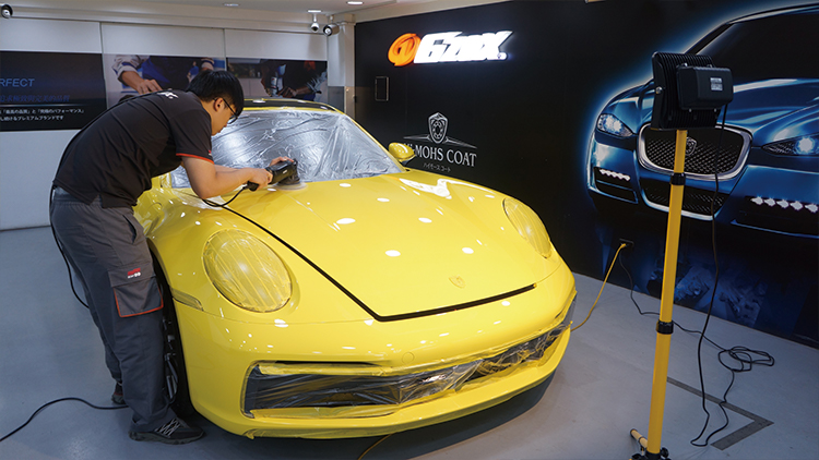 正在替車子進行深度清潔及拋光的汽車美容師傅 正在替車子進行深度清潔及拋光的汽車美容師傅