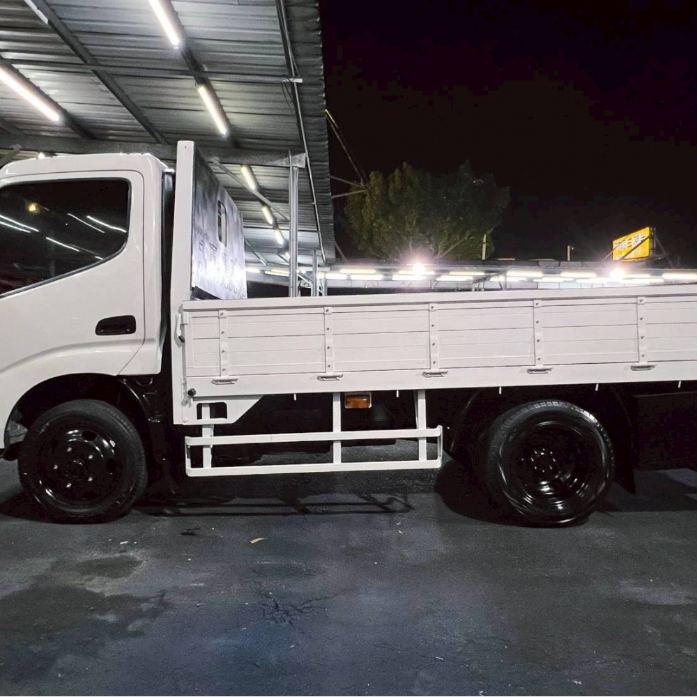 2012年 HINO 300 10呎半  里程23萬 全車美墊 已提升載重5噸