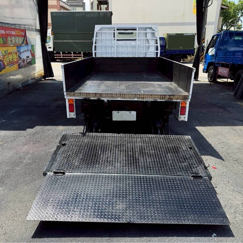 2012年 堅達 10尺半 里程35萬 5尺半外雙芯雙折尾門 認證車 已升載重