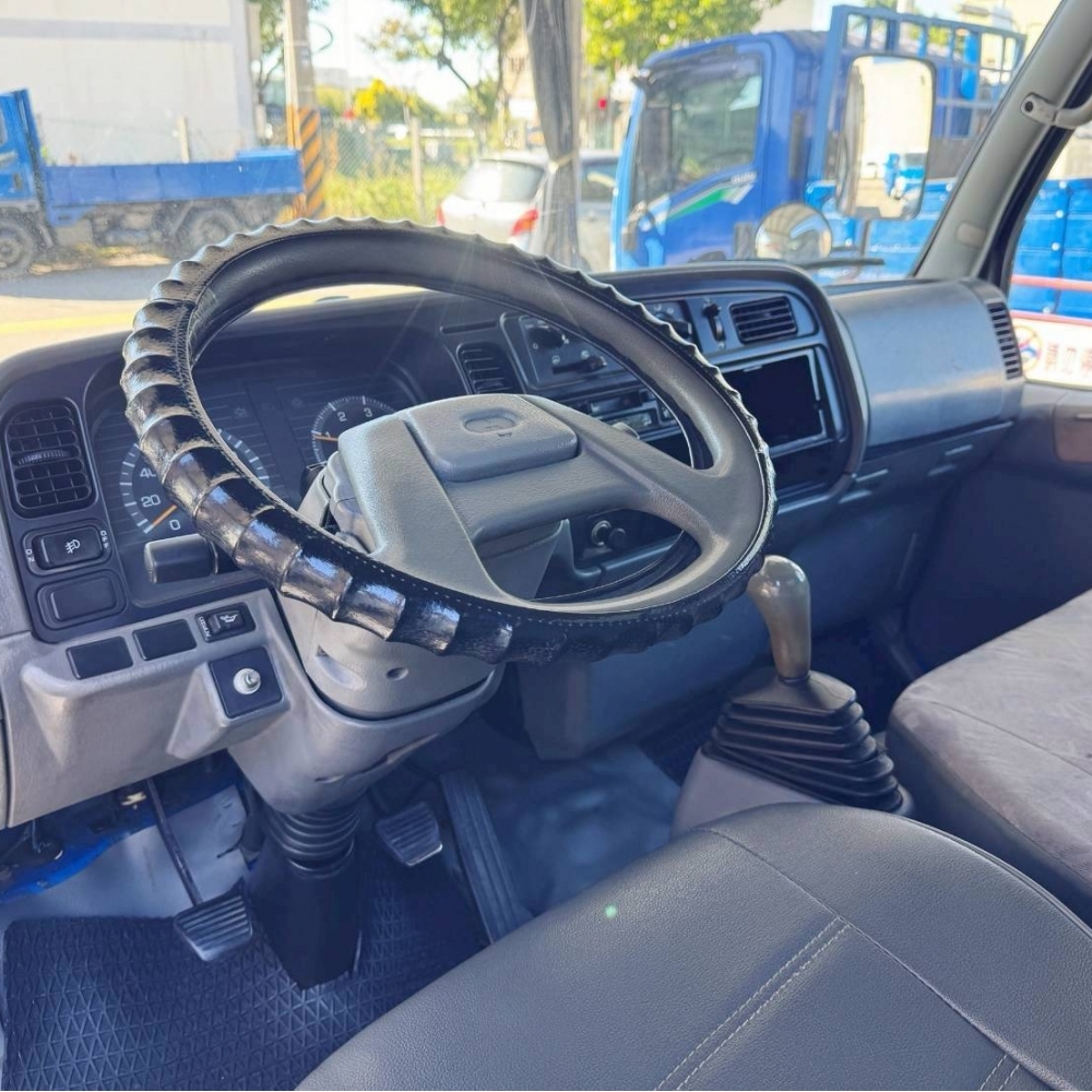 2003年 3期 堅達 10呎半 3.5噸 廂車 里程33萬 里程保證