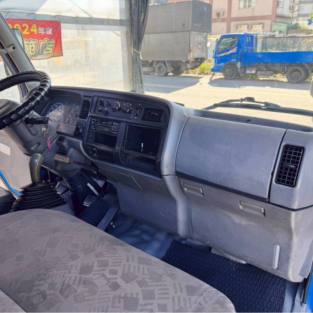 2003年 3期 堅達 10呎半 3.5噸 廂車 里程33萬 里程保證