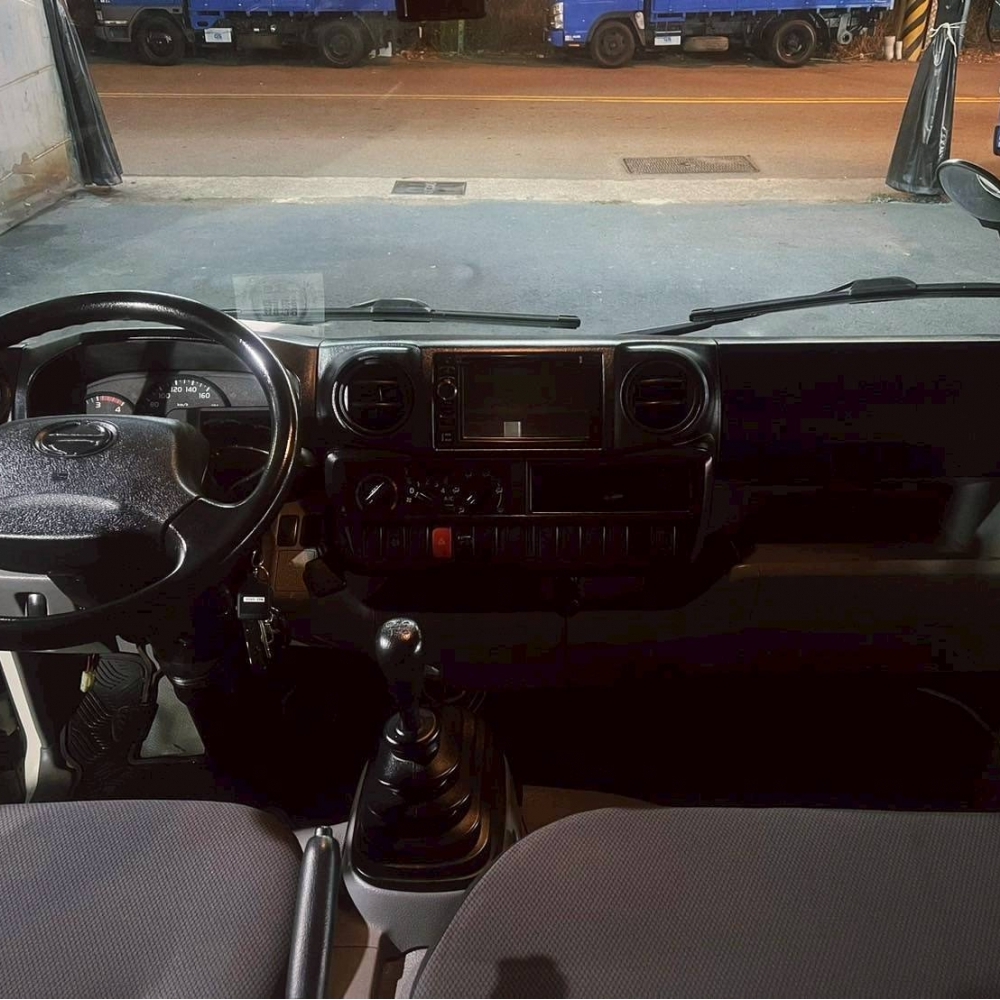 2018年 HINO 10尺半 美墊 花板 里程4萬 藍芽音響 2尺半尾門 已提升載重5噸