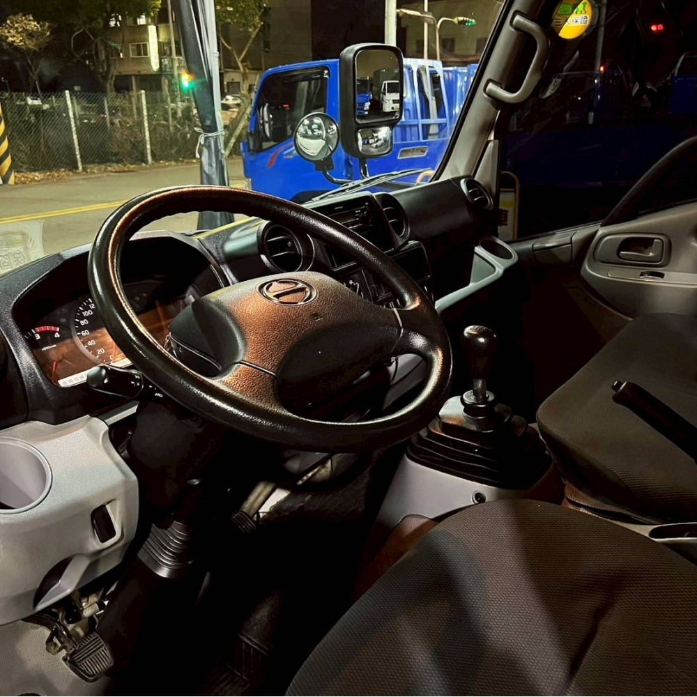 2015年 HINO300 10尺半 全新車斗 里程17萬 原廠保養 後視鏡行車記錄器 已提升載重5噸