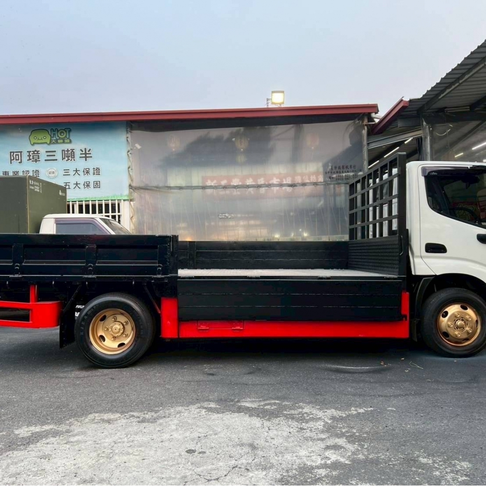 2021年 HINO300 14尺半 正5噸 鐵斗 花板 實跑8萬 中柱四開 原廠保養 原廠四錄行車記錄器