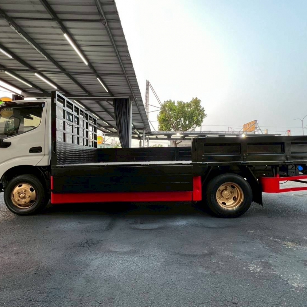 2021年 HINO300 14尺半 正5噸 鐵斗 花板 實跑8萬 中柱四開 原廠保養 原廠四錄行車記錄器