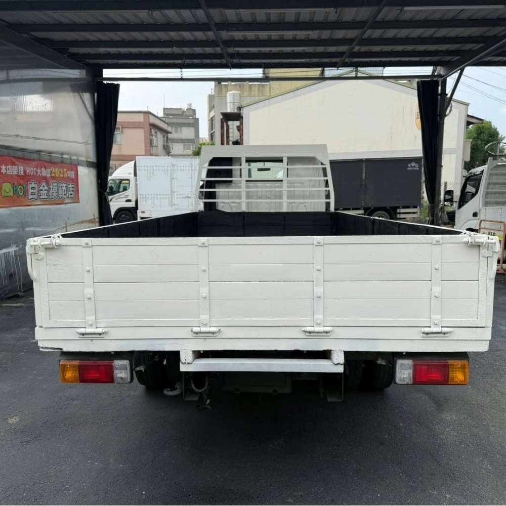 2010年 HINO 300 貨車 白 ( 14.5尺 ) 里程32萬