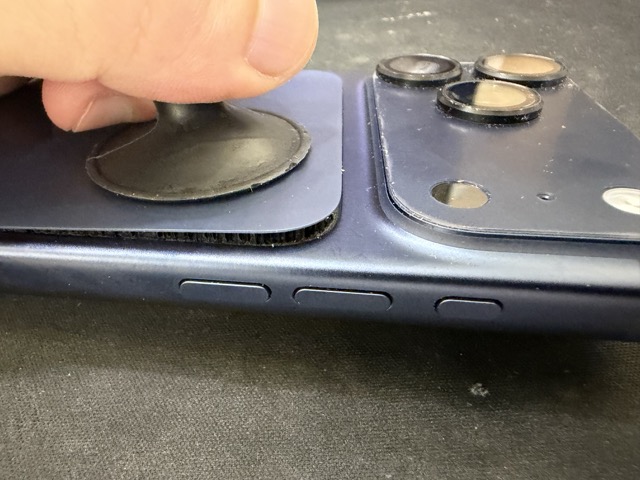 iPhone 17 Pro Max 背蓋脫膠維修｜背板翹起、密封失效與重新貼合案例