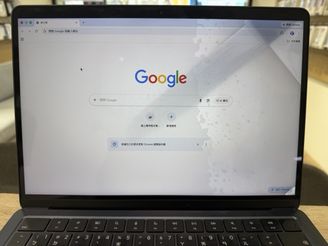 MacBook Air M4 13吋浸入雞油後螢幕背光出現油漬水痕,台中 MacBook 螢幕更換維修案例