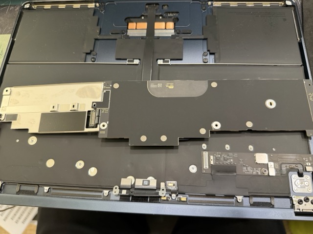 MacBook Air M4 拆機取下主機板清理內部滲入油漬,台中 MacBook 進液進油清潔維修