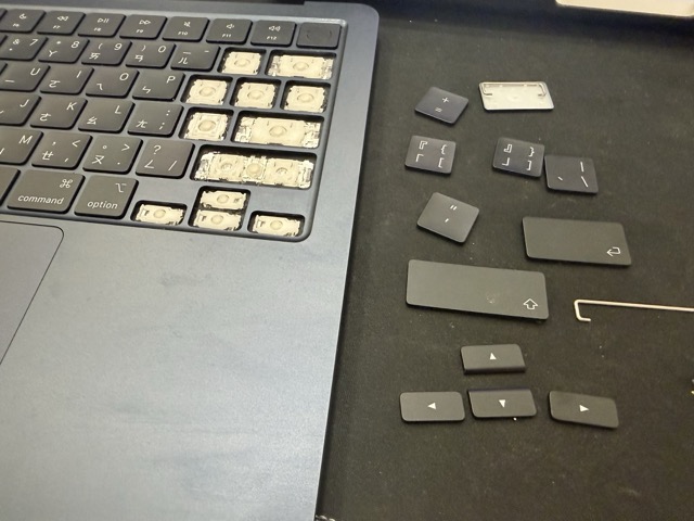 MacBook Air M4 鍵盤進油後拆下鍵帽逐顆清潔,台中 MacBook 鍵盤油漬清理維修
