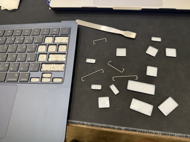 MacBook Air 鍵帽使用清潔方式去除雞油油漬,MacBook 鍵盤深層清潔維修案例