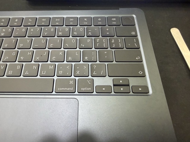 MacBook Air M4 鍵帽清潔晾乾後裝回測試,台中 MacBook 螢幕與鍵盤維修推薦