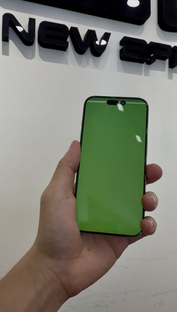 iPhone 16 Pro 螢幕全綠