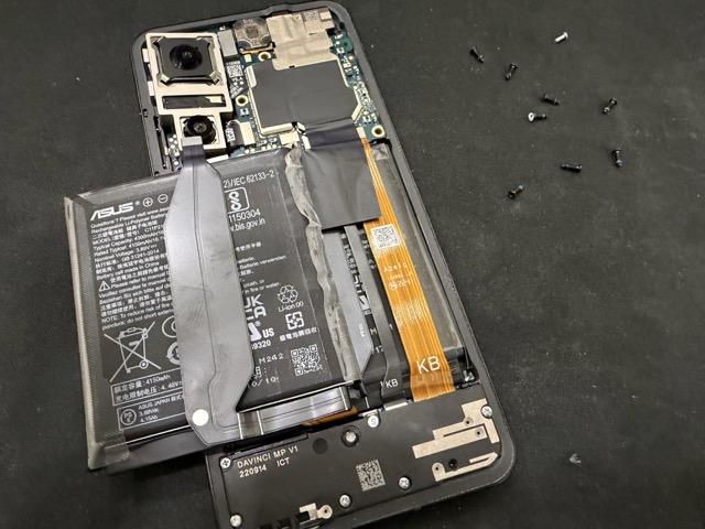 ASUS Zenfone 9 電池膨脹更換,拆機更換全新電池並重新貼背蓋膠|台中 Android 維修