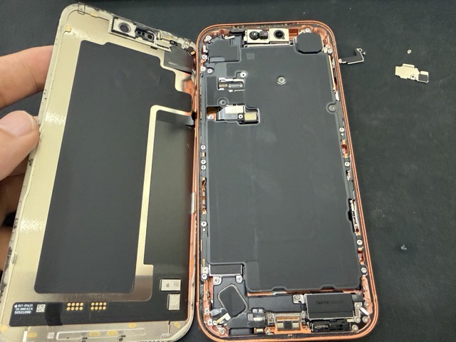 橘色 iPhone 17 Pro Max 拆下螢幕進行背蓋與外中框更換維修