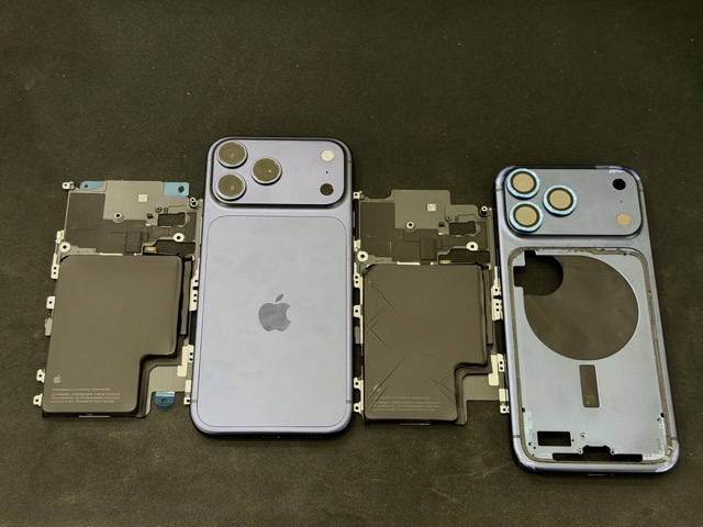 藍色 iPhone 17 Pro Max 更換後玻璃、中框及原廠電池的零件合照