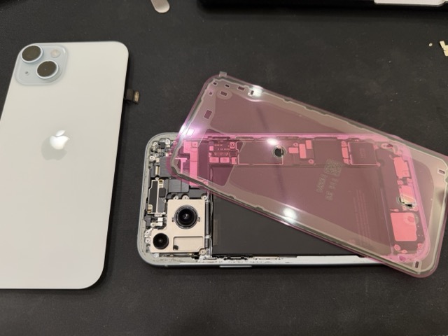 iPhone 15 更換全新防水膠條，完整清除碎玻璃與舊膠後重新安裝，提升背玻璃密合度。