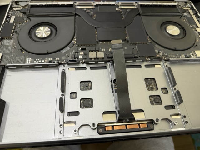MacBook Pro M1 A2485舊電池拆除完成，清潔電池槽與機身內部灰塵