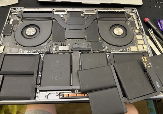 MacBook Pro M1新電池安裝完成，舊電池放置於新電池上方進行更換前後紀錄
