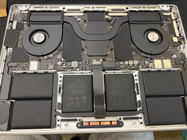 MacBook Pro 不開機拆機檢測主機板，14吋 MacBook Pro 背蓋拆除後進行故障檢查