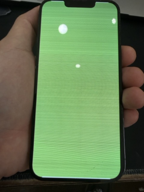 iPhone 13 Pro 綠屏維修前畫面，螢幕突然全綠顯示異常