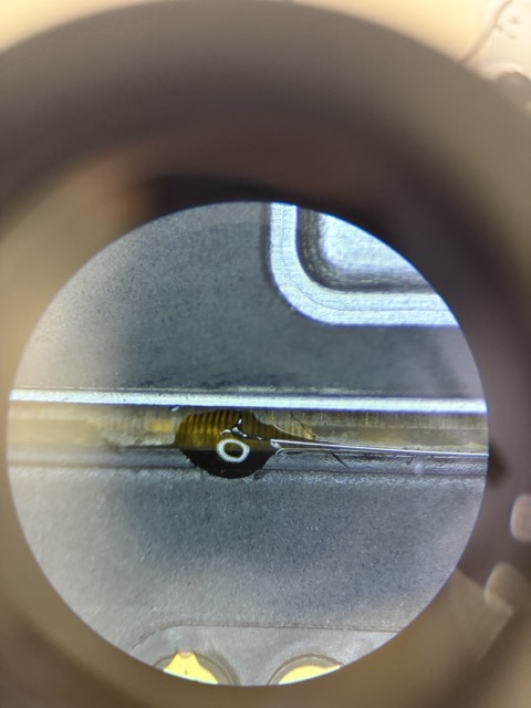 iPhone 13 Pro綠屏無痕飛線維修，銀線焊接後使用UV膠固化加強固定與防氧化