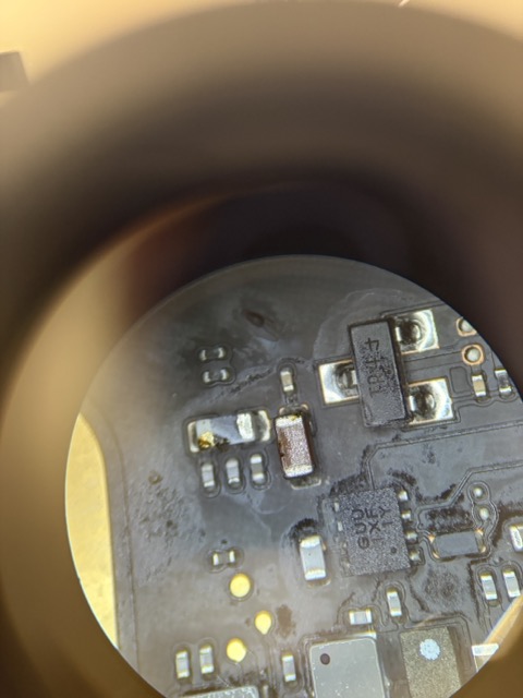 顯微鏡下檢查 iMac M1 A2438 主機板，定位造成不開機的短路電容