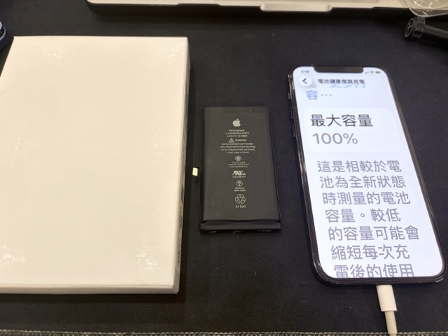 iPhone 12 更換 Apple 原廠電池完成－系統顯示原廠零件與100%電池健康度