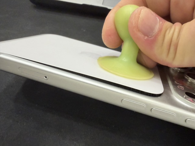 iPhone 17 Pro 背蓋脫膠翹起與中框分離維修前照片｜A New Repair 台中 iPhone 維修