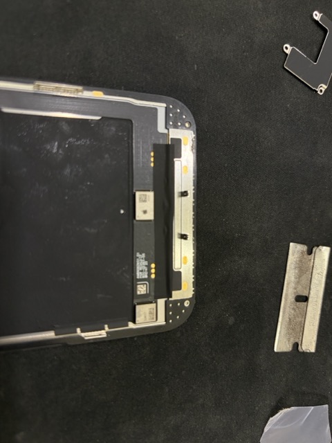 iPhone 13 Pro 白屏飛線完成後UV膠固定與石墨散熱貼片保護