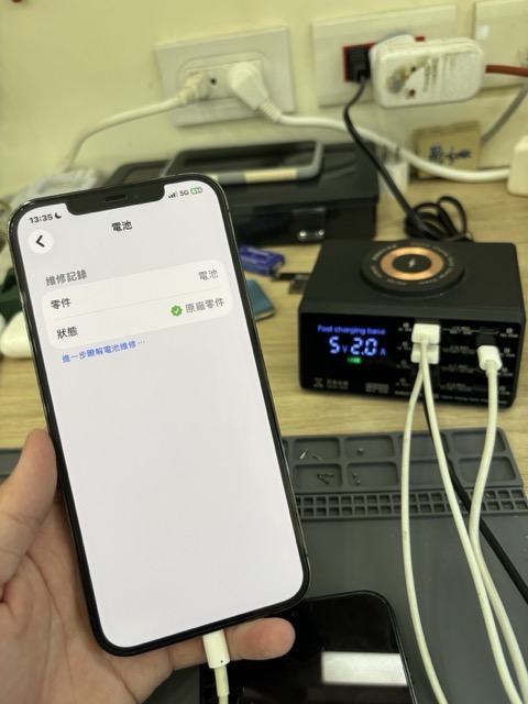 iPhone 原廠電池更換施工,拆除舊電池並清潔機身後安裝 Apple 原廠電池