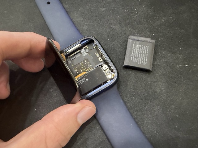 Apple Watch 電池更換完成重新封膠加壓固定｜台中 Apple Watch 維修