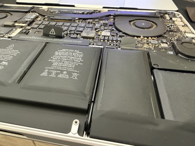 台中 MacBook 電池維修實拍,15 吋 MacBook Pro 散熱風扇與內部灰塵堆積