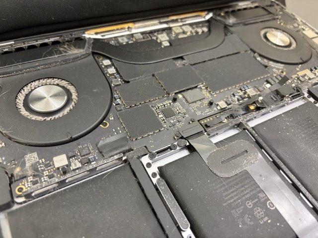 MacBook Pro 16 吋電池膨脹維修案例,拆開底殼檢查老化電池狀況