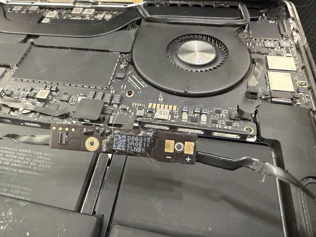 MacBook Pro 16 吋電池更換前,機身內部及散熱風扇累積大量灰塵