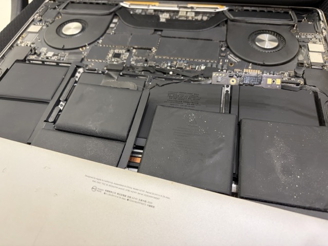 台中 MacBook Pro 16 吋電池更換完成,安裝新電池並清潔散熱風扇後的內部照片