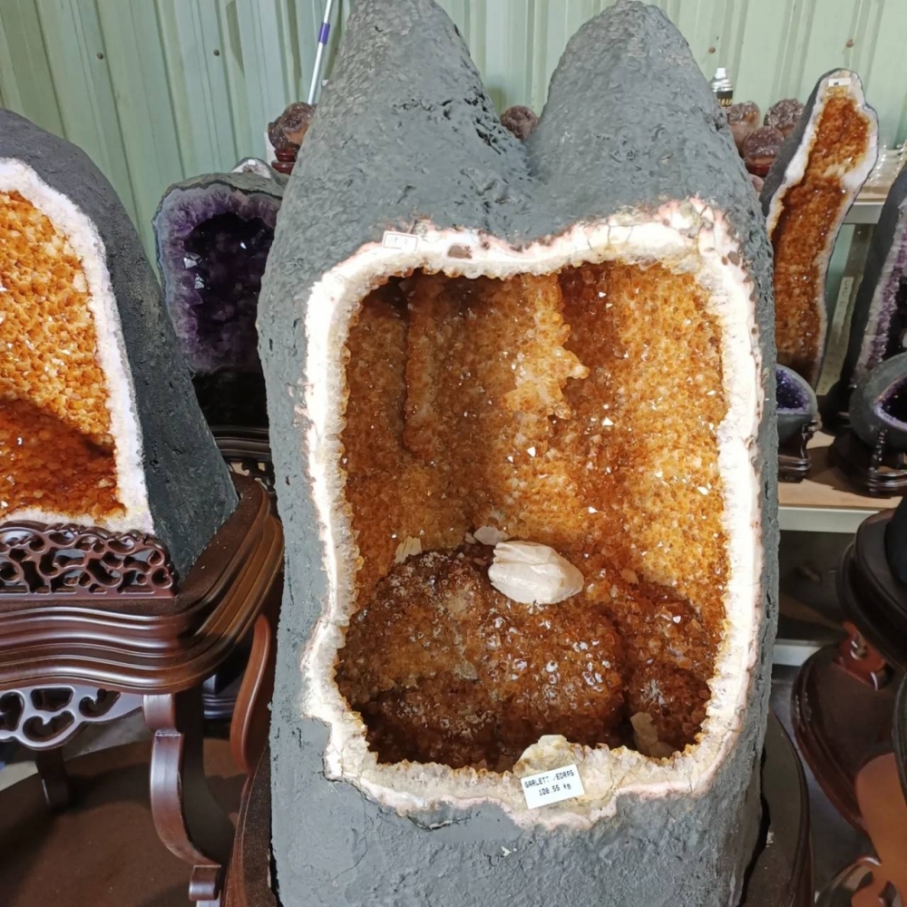 財富之石、收藏級巴西正esp焦糖黃威士忌酒黃、最頂黃黃晶洞