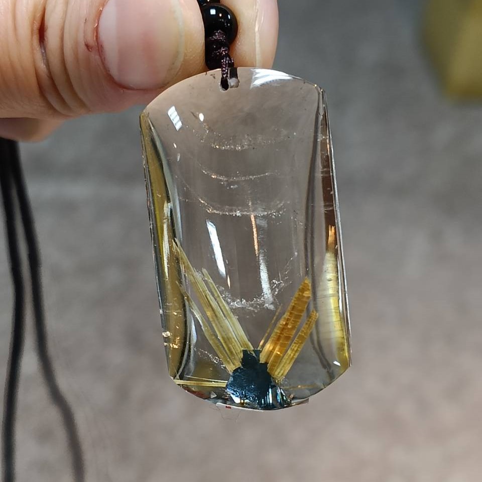 精品正白底清透冰種掛墜無事牌、金黃粗絲亮絲鈦晶