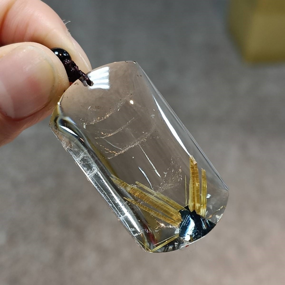 精品正白底清透冰種掛墜無事牌、金黃粗絲亮絲鈦晶