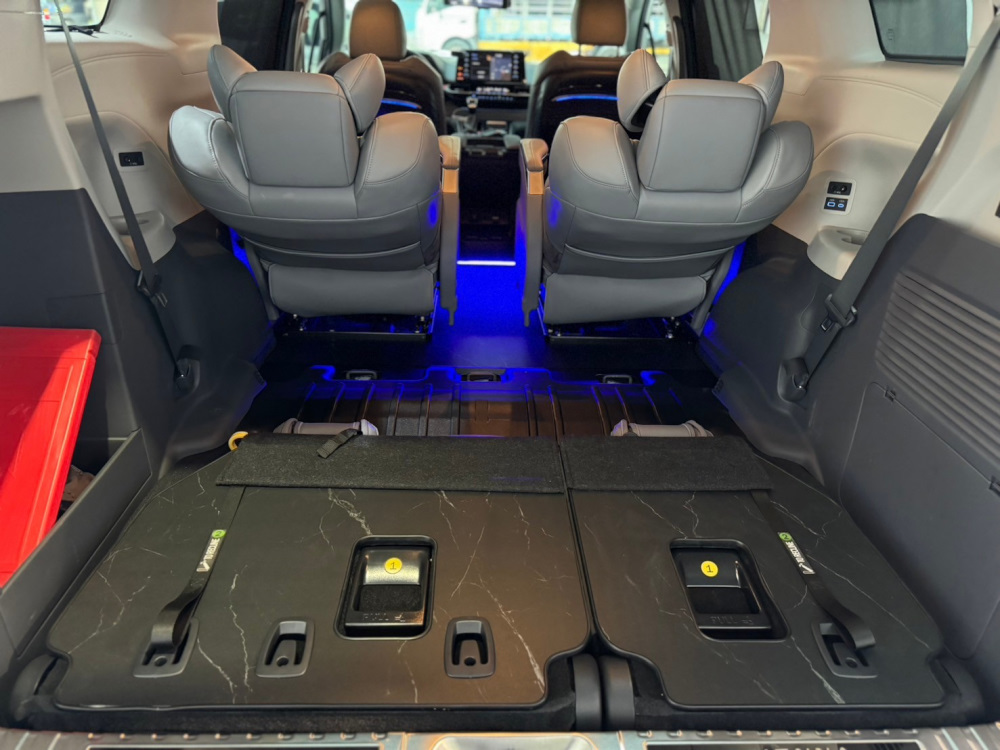 Sienna 4代 尊榮的享受 大理石紋 鋁地板 地板的天花板 高品質 超耐磨 無軌道 樣式 尊榮的享受 包含迎賓踏板 無損安裝 完工價