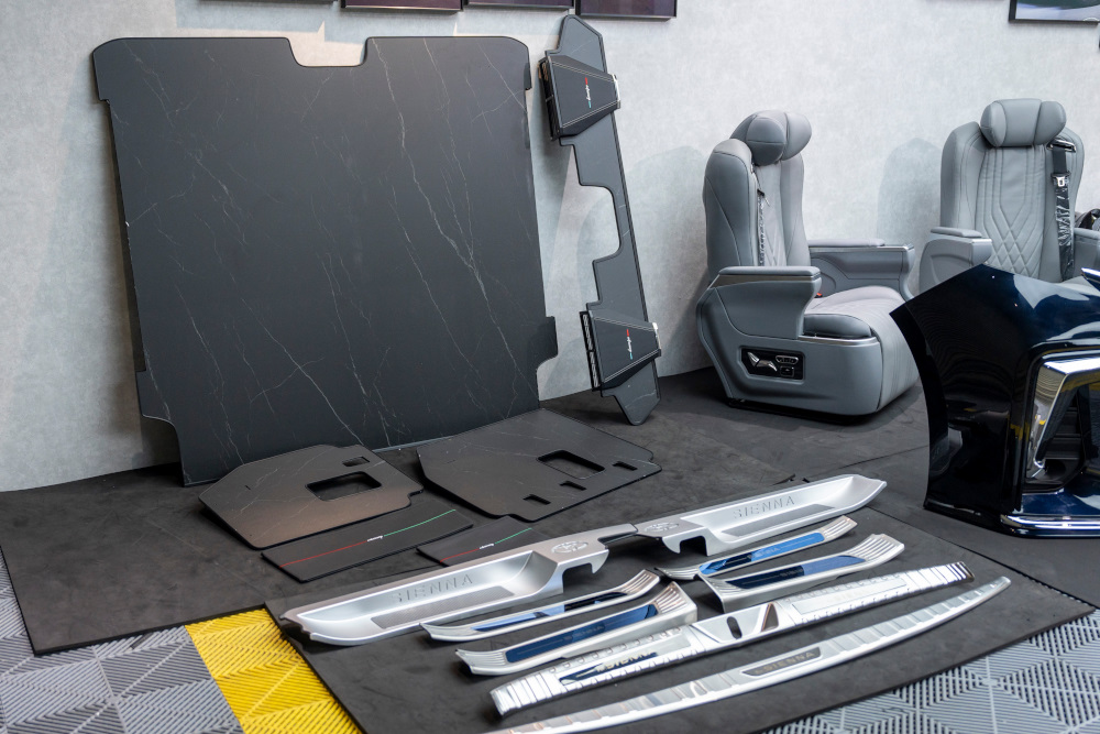 Sienna 4代 尊榮的享受 大理石紋 鋁地板 地板的天花板 高品質 超耐磨 無軌道 樣式 尊榮的享受 包含迎賓踏板 無損安裝 完工價