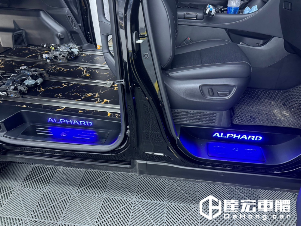 Alphard 阿法 40系 24+ 阿法 大理石紋 尊榮的享受 高品質 客製化地板 超耐磨防刮 鋁地板 包含迎賓踏板 百款紋路樣式供挑選