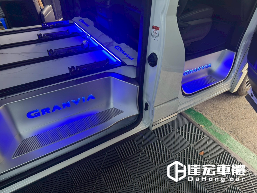 Toyota GRANVIA 6人座 8人座 9人座 尊榮 實心航空鋁 大理石紋 地板  高品質 耐磨防刮 含迎賓踏板 大理石紋 多款紋路樣式