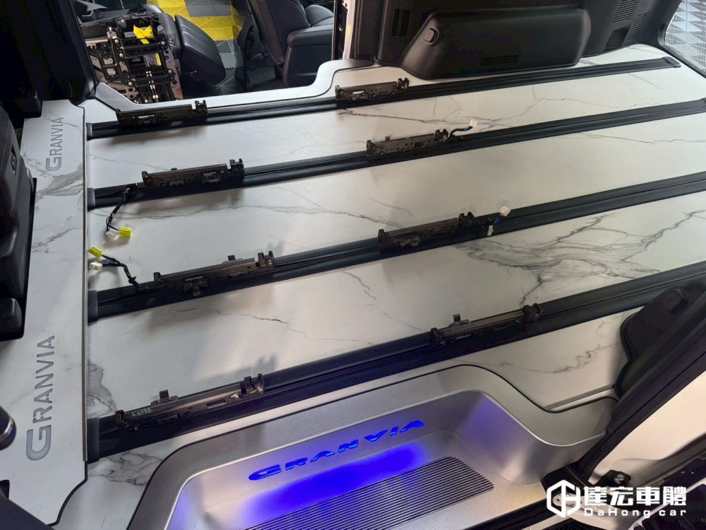 Toyota GRANVIA 6人座 8人座 9人座 尊榮 實心航空鋁 大理石紋 地板  高品質 耐磨防刮 含迎賓踏板 大理石紋 多款紋路樣式