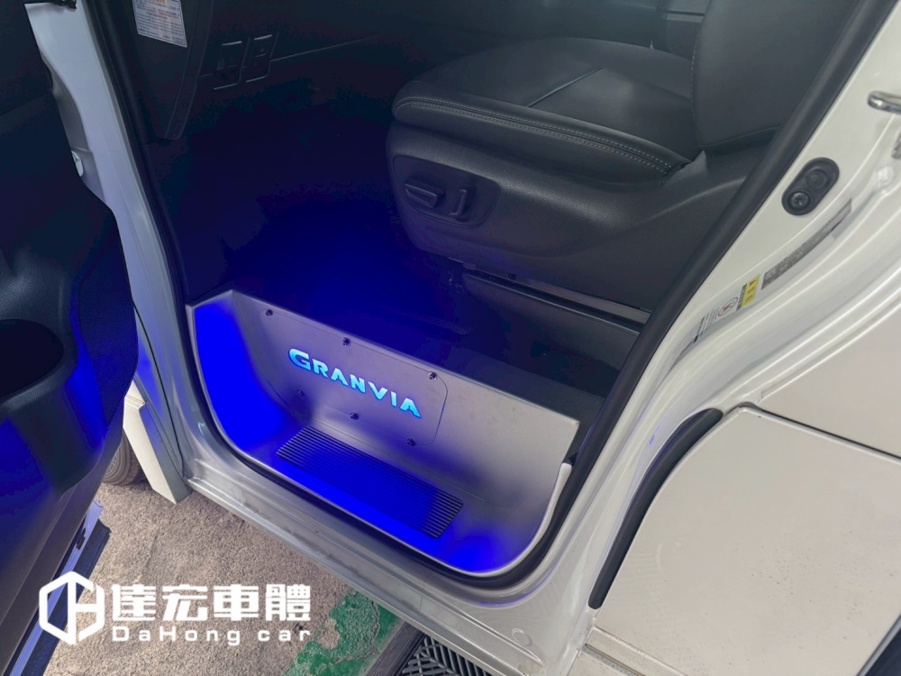 Toyota GRANVIA 6人座 8人座 9人座 尊榮 實心航空鋁 大理石紋 地板  高品質 耐磨防刮 含迎賓踏板 大理石紋 多款紋路樣式
