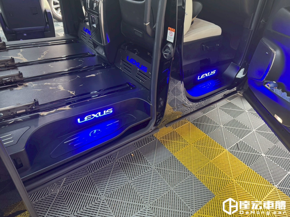 Lexus LM300h 350h 500h 尊榮的享受 高品質 客製化地板 超耐磨防刮 大理石紋 鋁地板 包含迎賓踏板 地板百款紋路樣式供挑選