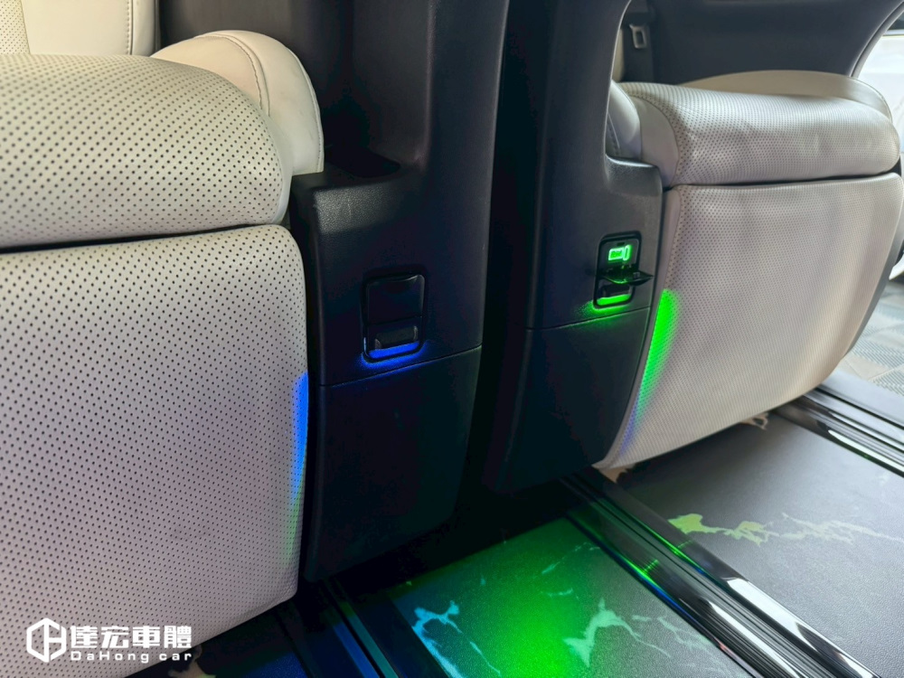 LEXUS LM300h 中排USB七彩充電孔 快速充電 手機充電 氛圍燈 專車專用 無損安裝