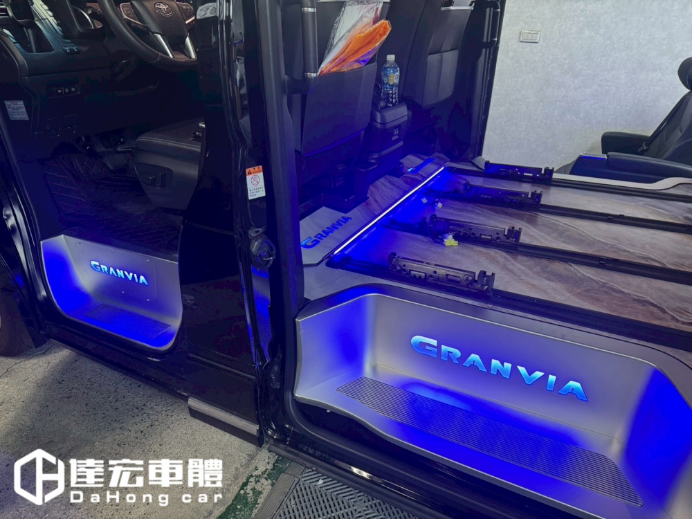 Toyota GRANVIA 6人座 8人座 9人座 尊榮 實心航空鋁 大理石紋 地板  高品質 耐磨防刮 含迎賓踏板 大理石紋 多款紋路樣式