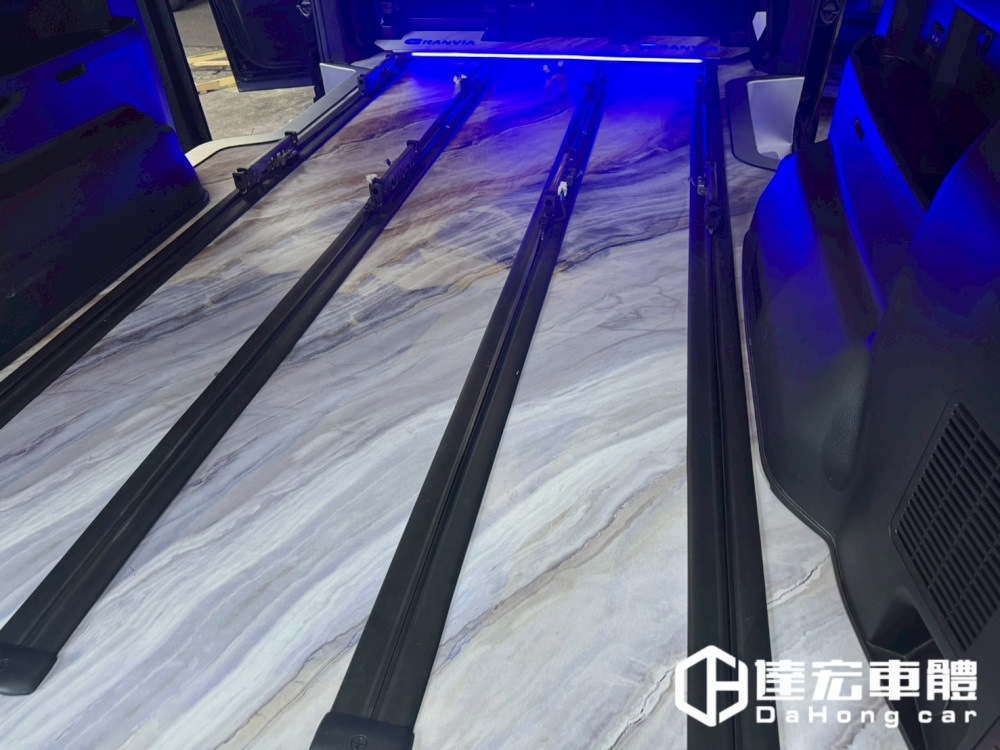 Toyota GRANVIA 6人座 8人座 9人座 尊榮 實心航空鋁 大理石紋 地板  高品質 耐磨防刮 含迎賓踏板 大理石紋 多款紋路樣式